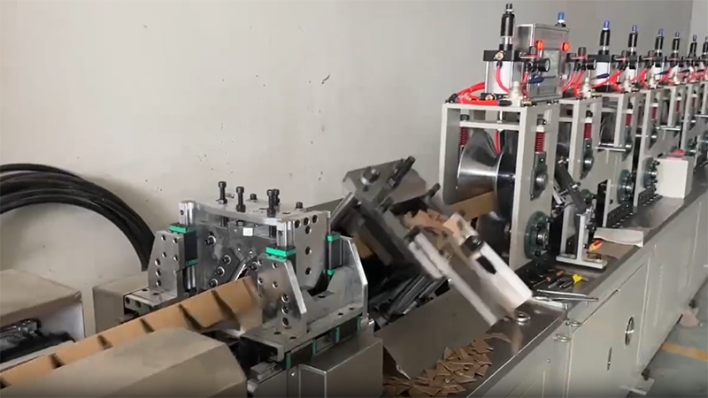 ماكينة CNC عالية السرعة لتشكيل وإنتاج واقيات وزوايا كرتونية للحماية